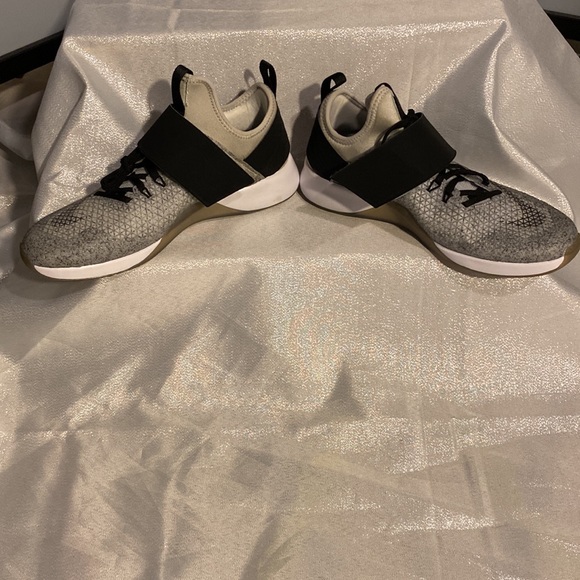 Nike Sneakers size 7 - Picture 5 of 7